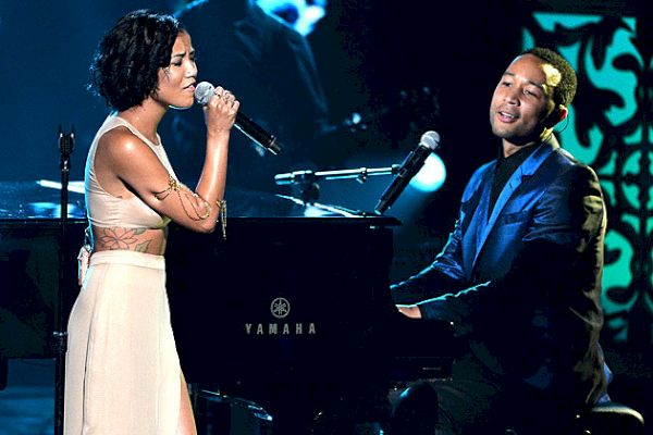 John Legend, 2014 BET Ödülleri'nde Jhene Aiko ile 'You and I' şarkısını seslendiriyor + 'The Worst' şarkısını söylüyor