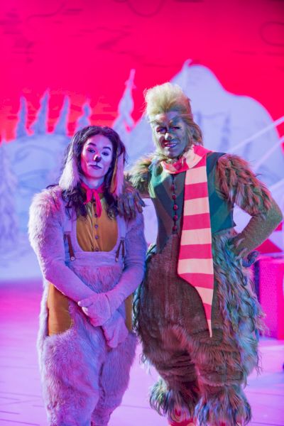 Booboo Stewart is onherkenbaar als Max in ‘The Grinch Musical’: zie de foto's