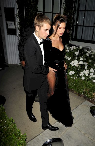 Justin Bieber houdt vrouw Hailey Baldwin vast tijdens Black Tie Event: foto's