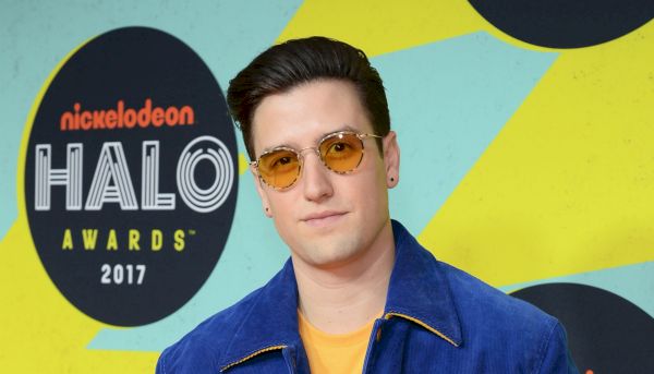 Logan Henderson sa vracia na Nickelodeon vystúpením na HALO Awards 2017