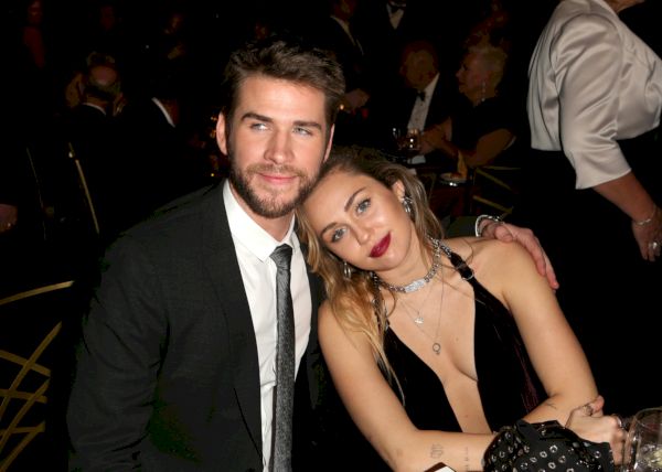 Miley Cyrus Liam Hemsworth santykių laiko juosta