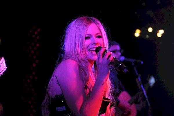 Nová skladba Avril Lavigne’ ‘Fly’ Drops Tento měsíc