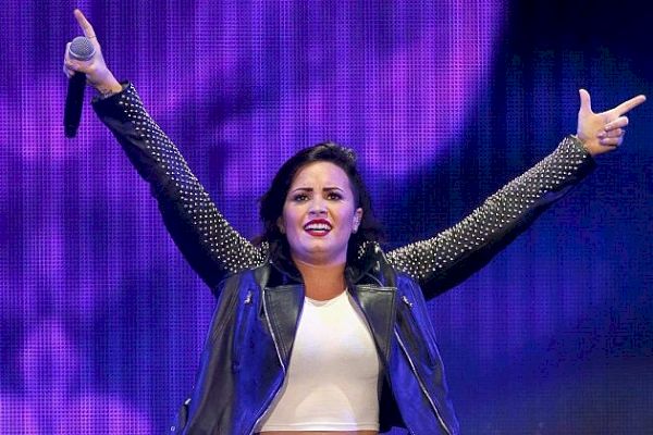 Demi Lovato's Epic Reaction to a Heter Calling her Fat دیکھیں