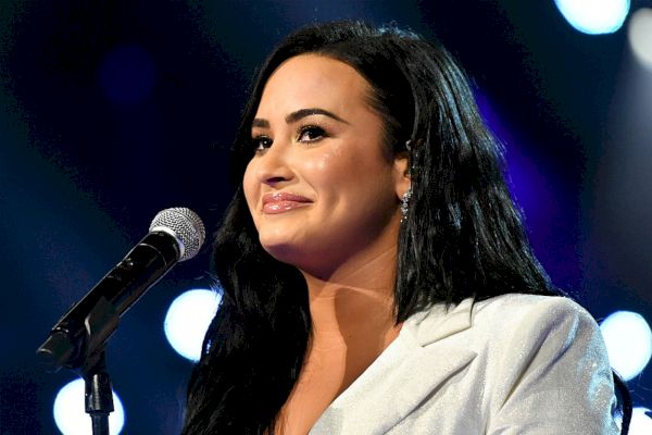 Demi Lovato si spomína, ako sa triasla a plakala, keď vyšla k rodičom