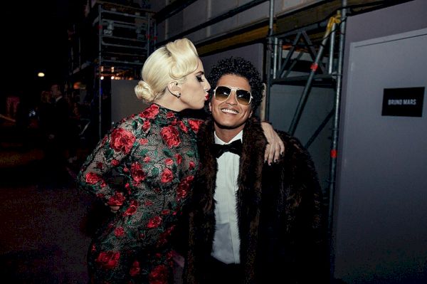 Bruno Mars traîne avec Lady Gaga dans les coulisses du défilé Victoria's Secret 2016
