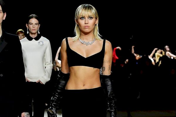 Miley Cyrus Struts บนรันเวย์ Marc Jacobs ที่ New York Fashion Week: Watch