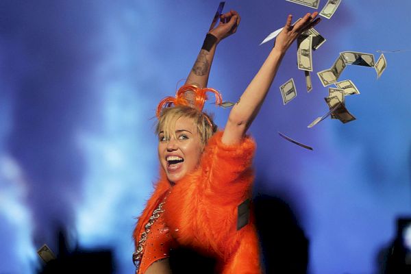 Podívejte se na výstavu Psychadelic „Dirty Hippie“ Miley Cyrus [FOTOGRAFIE]