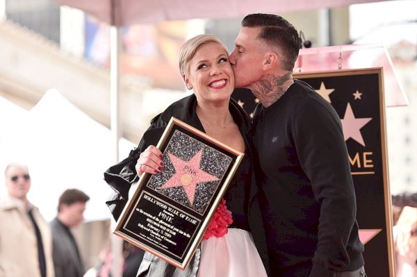 Pink rep l'estrella del Passeig de la Fama de Hollywood: fotos i vídeo