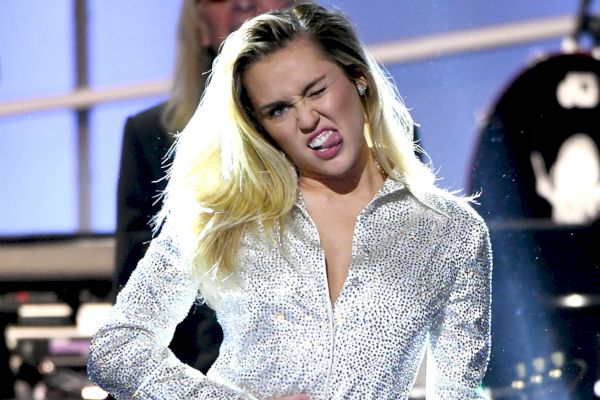 Miley Cyrus reaguje na klebety o tehotenstve