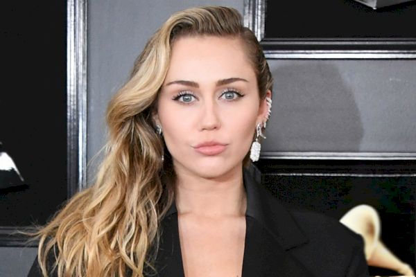 Miley Cyrus tlieska späť po reakcii na svoju fotografiu „Potrat je zdravotná starostlivosť“.