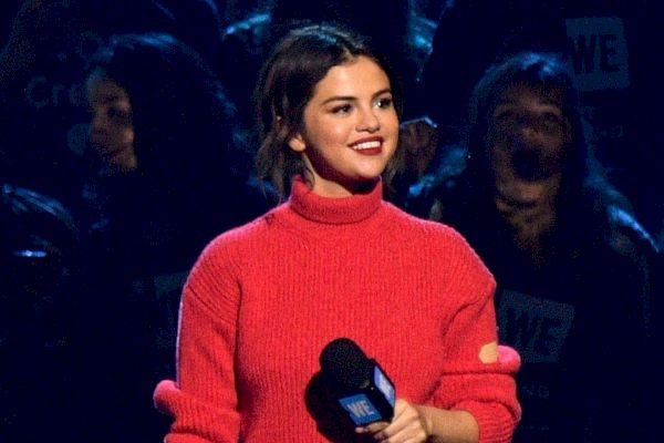 Selena Gomez Bikin Kejutan Di Atas Panggung di Coachella