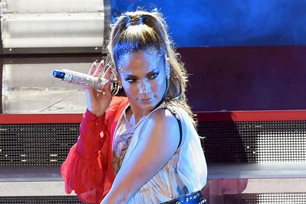 Assista a Jennifer Lopez apresentar seus sucessos no especial de Ano Novo