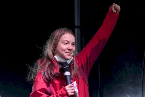 La militante pour le climat Greta Thunberg applaudit le misogyne Internet Andrew Tate de la manière la plus emblématique