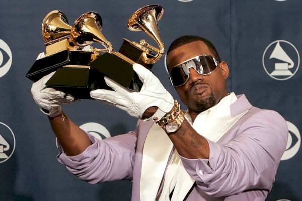 Kanye West práve vyhral ďalšiu Grammy 6 mesiacov po tom, čo sa pocikal na jednej zo svojich cien Grammy