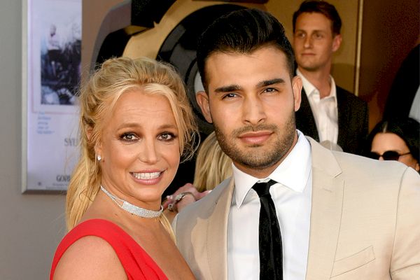 Le petit ami de Britney Spears, Sam Asghari, vient de s'en prendre à son père : 'Jamie est une vraie bite'