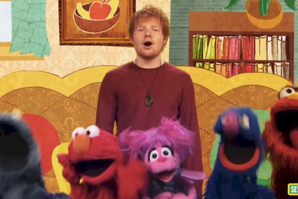 Edas Sheeranas pabrėžia elgesio modifikavimo svarbą „Sezamo gatvėje“