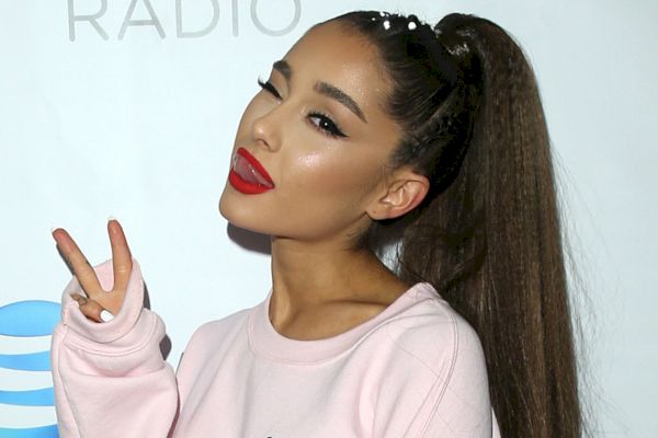 Ariana Grande ตอบสนองต่อ Meme ล้างมือท่ามกลางการระบาดของไวรัสโคโรนา