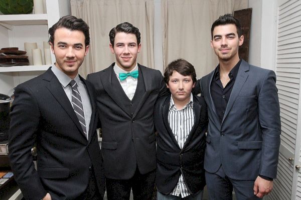 Els Jonas Brothers es reuneixen per fer una foto al casament de Nick Jonas i Priyanka Chopra