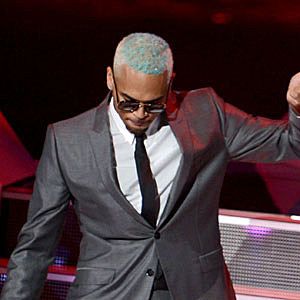Chris Brown teint ses cheveux en bleu et plus
