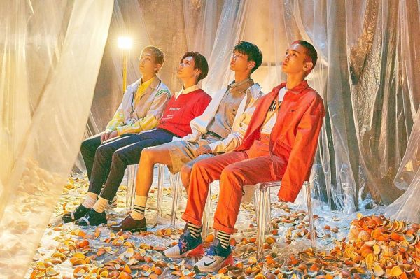 Le groupe K-Pop SHINee coupe à travers les ténèbres sur «L'histoire de la lumière» (REVIEW)