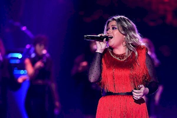 Kelly Clarkson éblouit sur la couverture de 'Greatest Showman' 'Never Enough'