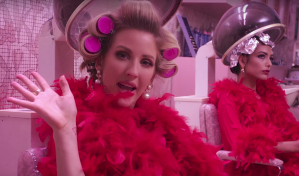 Ellie Goulding obtient tous 'Thelma et Louise' dans sa vidéo 'On My Mind'