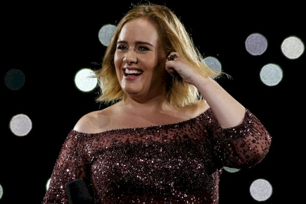 Adele sortirait une chanson ‘Upbeat’ sur son mariage avec Simon Konecki