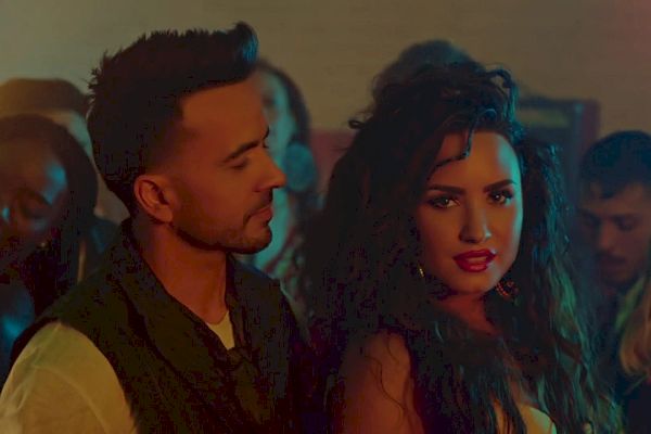 Demi Lovato et Luis Fonsi font équipe dans la vidéo « Echame La Culpa » : regardez