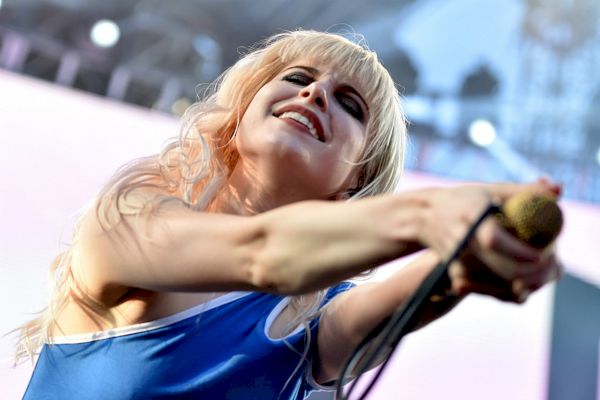 Hayley Williams oznamuje prvé turné bez Paramore
