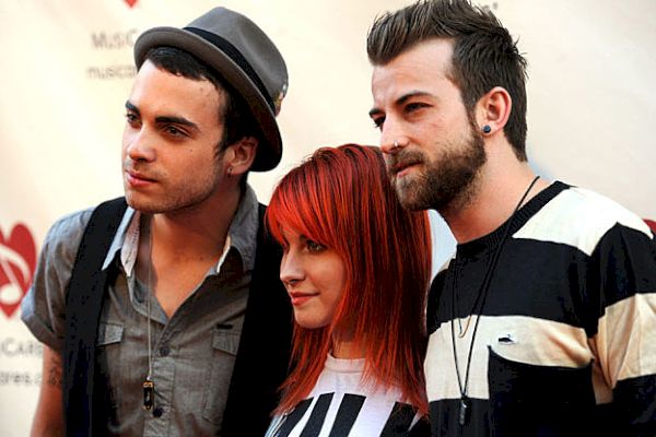 Paramore offre tre nuovi brani ai membri del club per single