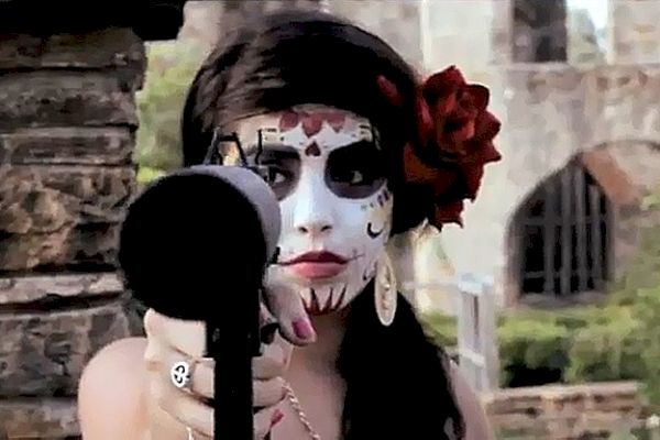 Girls With Guns met en lumière la vidéo 'Off to the Races' de Lana Del Rey