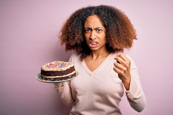Uživatelé Redditu říkají, že přítelkyně muže je „nejistá“, „nezralá“, protože řekla své bývalé, aby mu nepekla narozeninový dort