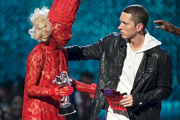 Eminem ด่า Lady Gaga ในเพลงใหม่ Bad Meets Evil 'A Kiss'