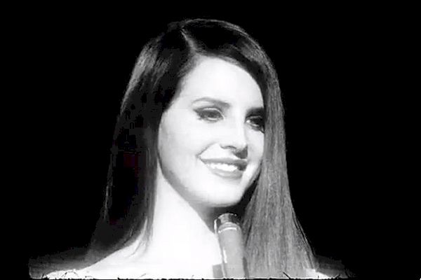 Lana Del Rey září ve video upoutávce na „National Anthem“.