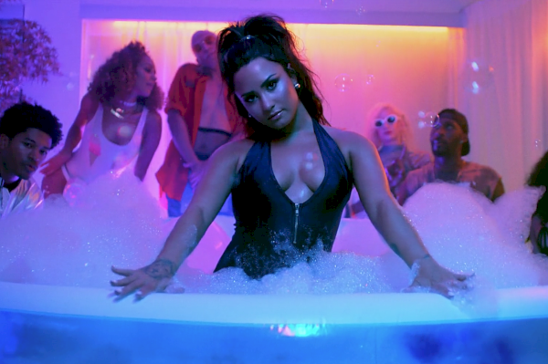 'Sorry Not Sorry' -video: Demi Lovato, Paris Hilton, Wiz Khalifa ja muut näyttävät melko anteeksiantamattomilta