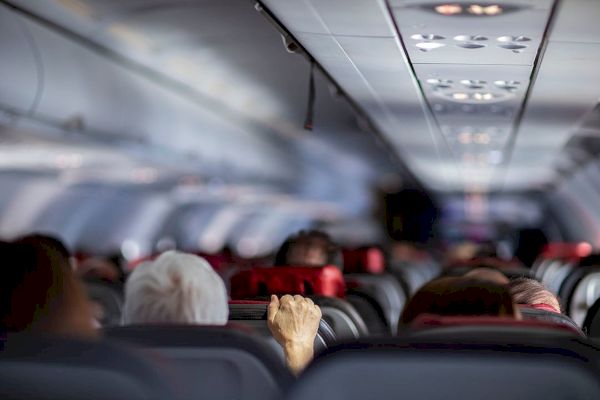 Čo sa stane, keď niekto zomrie počas letu? (VIDEO)