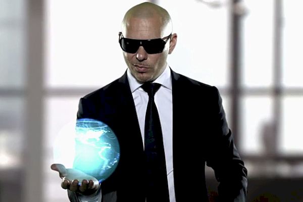 Pitbull podróżuje ‘Back in Time’ w nowym teledysku do ‘Faceci w czerni 3′