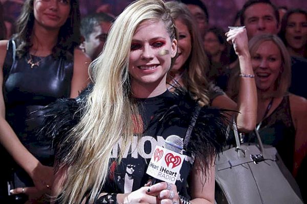 Avril Lavigne’s स्टाइल इवोल्यूशन थ्रू द इयर्स देखें