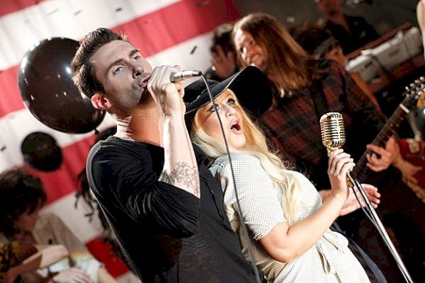 Maroon 5 und Christina Aguilera ehren Mick im Video „Moves Like Jagger“.
